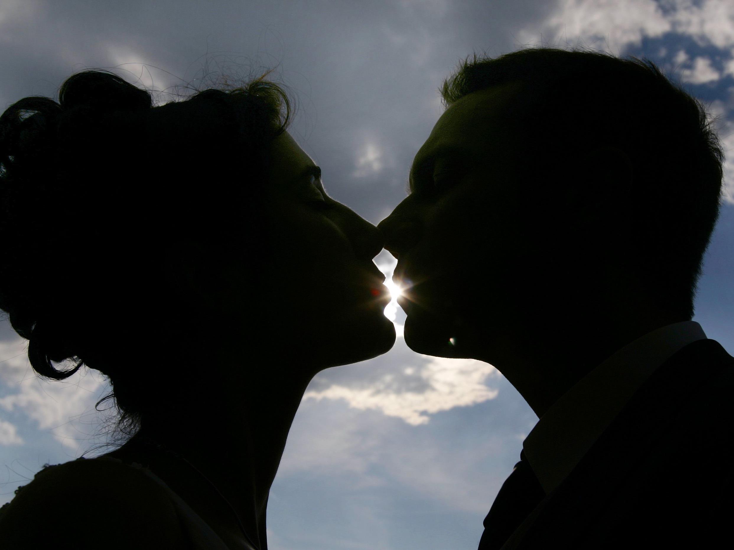 Негритянки целуются. Поцелуй. Огромный поцелуй. Целоваться. Большой поцелуй фото.