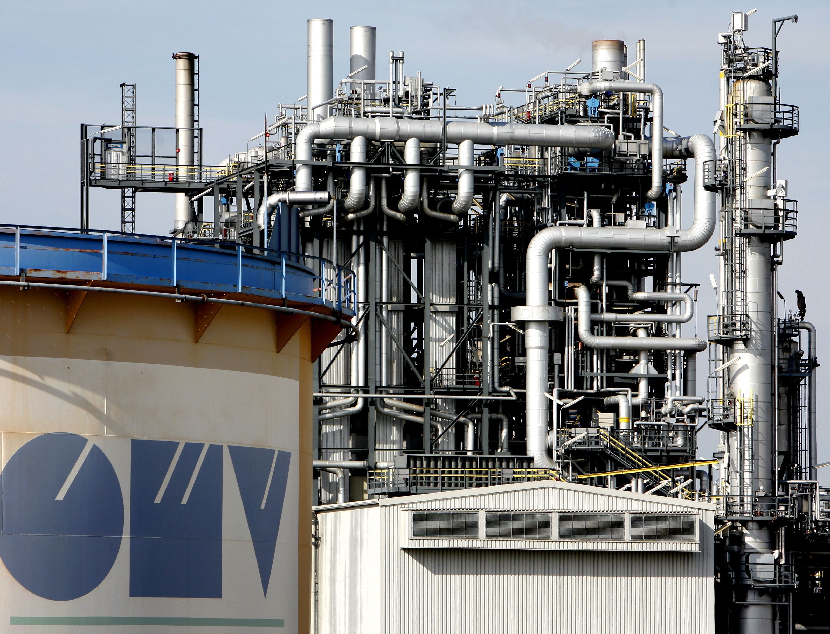 Dunkler Rauch über OMV-Raffinerie in Schwechat