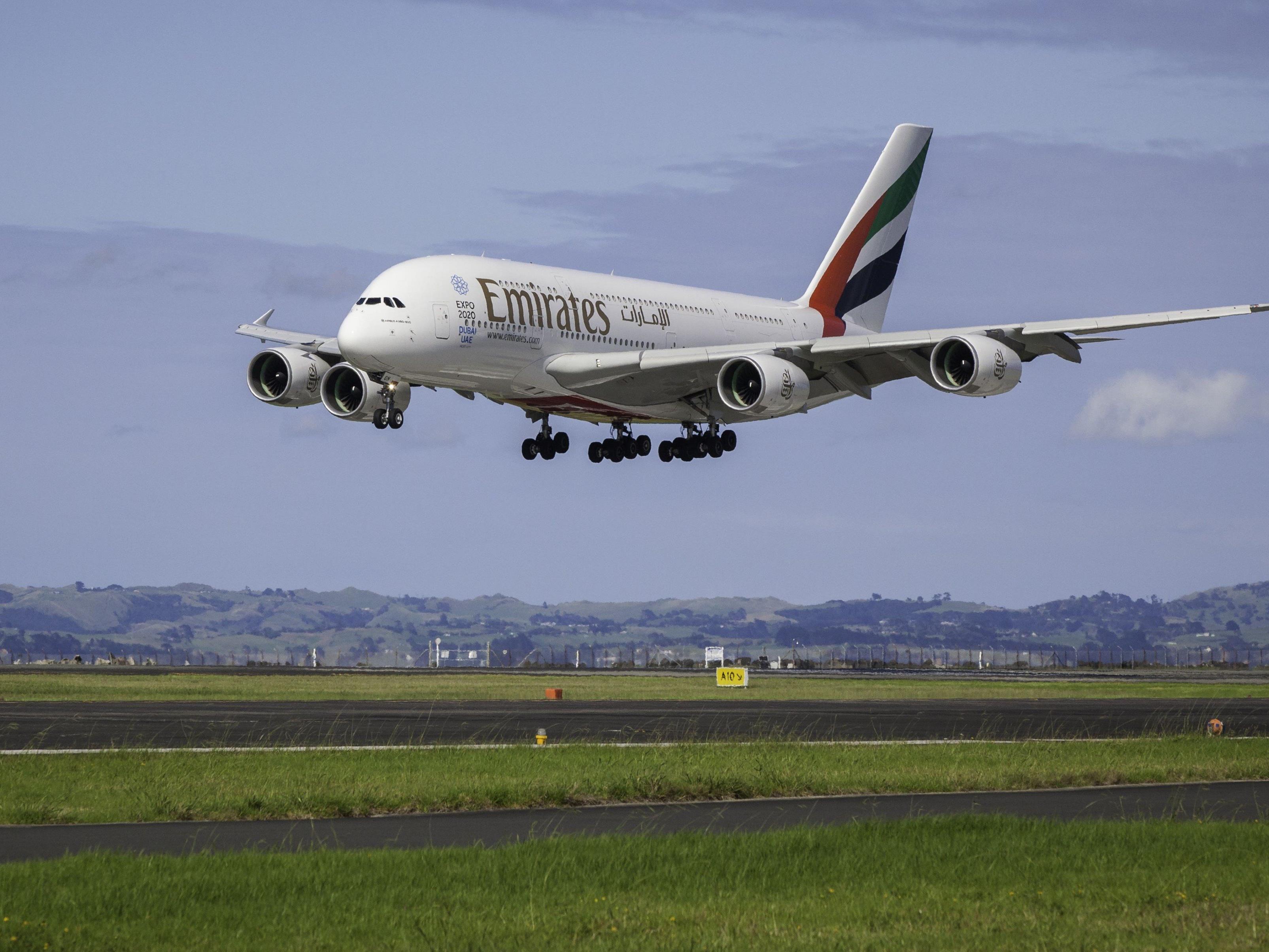 Самый продолжительный полет самолета совершенный боингом 777. Airbus a380 Emirates. Длинный самолет. Длинный самолет Emirates.