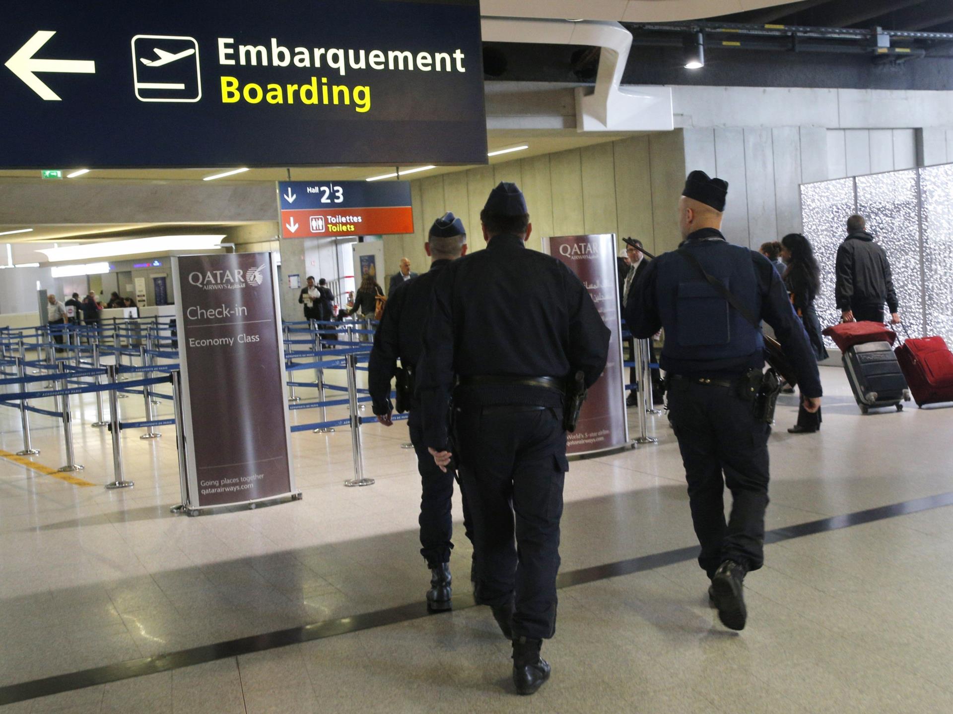 Аэропорт де голль вылет. Досмотр чемоданов в аэропорту израильский рейс. Пхукет аэропорт досмотр полиция. De_Airport.