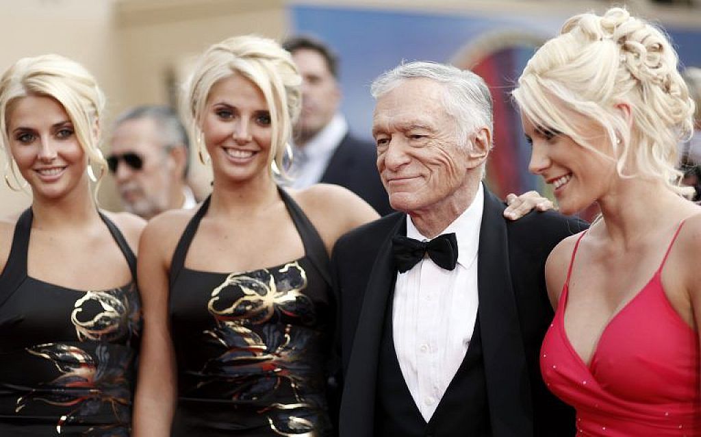 Hugh Hefner mit seinen Bunnys. © AP