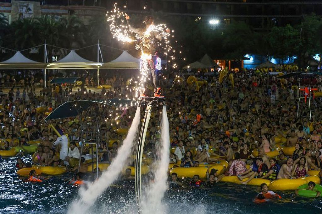 u003cbru003ePool-Party in Wuhan   © APA/AFP