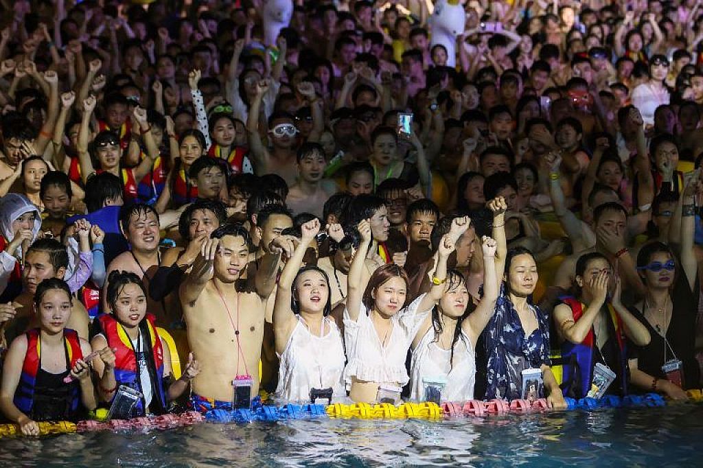 u003cbru003ePool-Party in Wuhan   © APA/AFP
