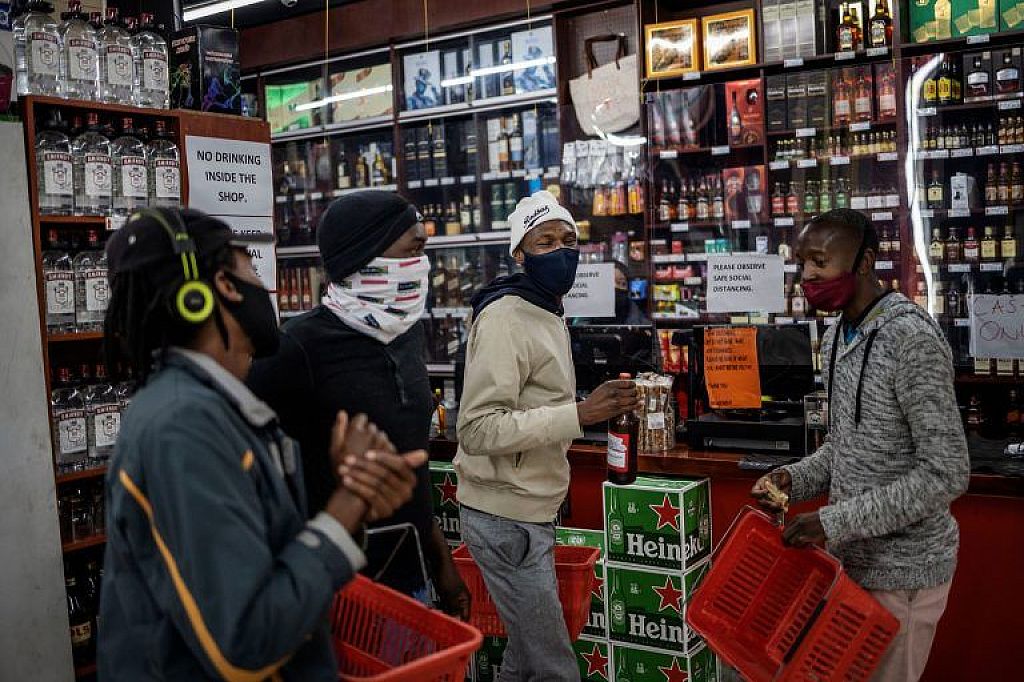 Lachende Südafrikaner beim Einkaufen von Alkohol, in Hillbrow, Johannesburg.