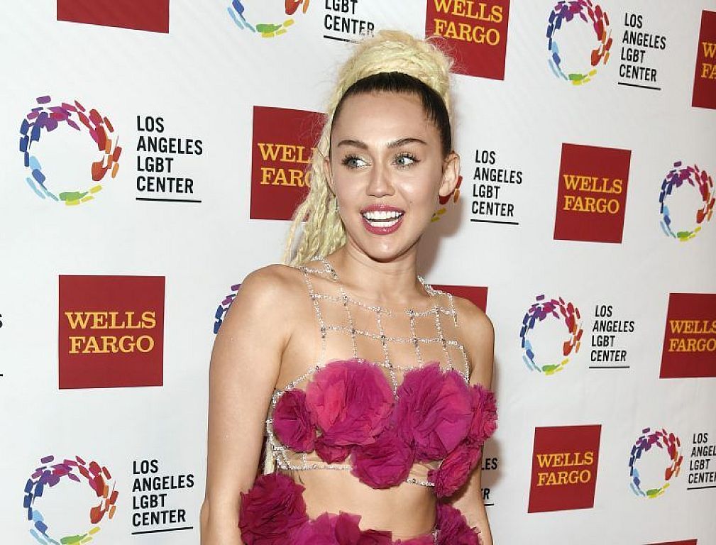 u003cpu003eMiley Cyrus Supergirlu003c/pu003en © AP