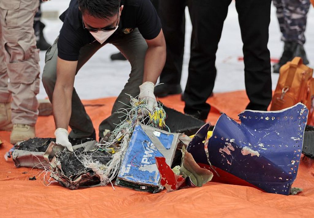 Such nach abgestürztem Flugzeug in Indonesien © AP, APA/AFP