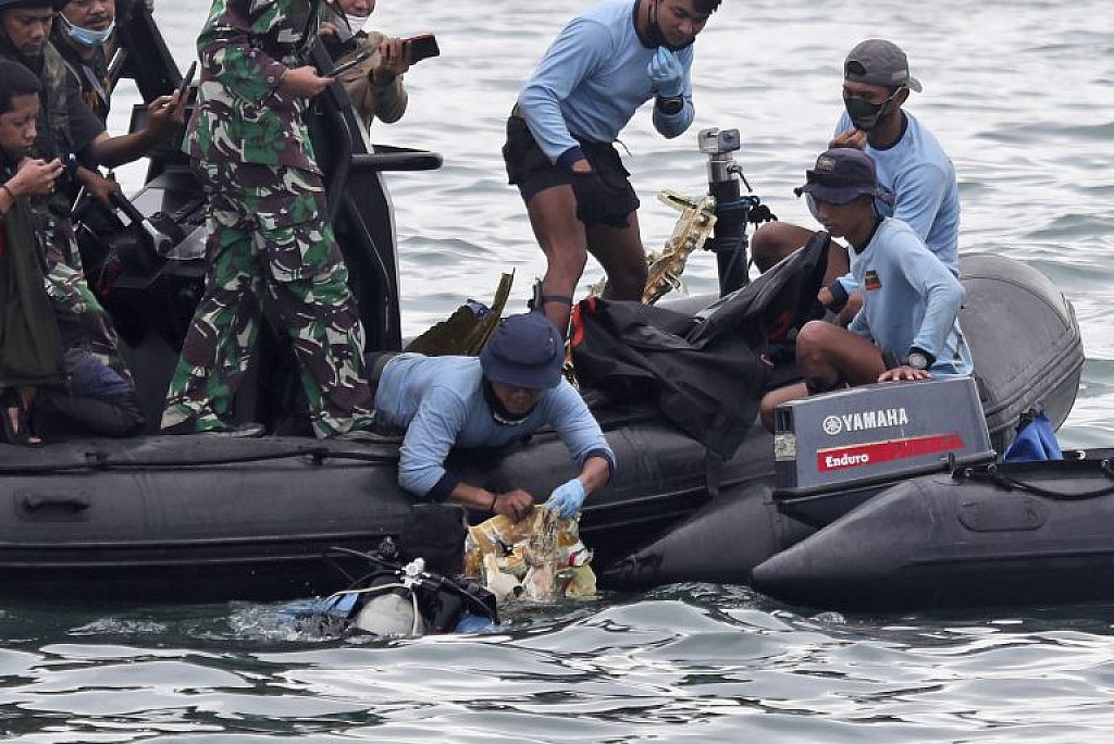 Such nach abgestürztem Flugzeug in Indonesien © AP, APA/AFP