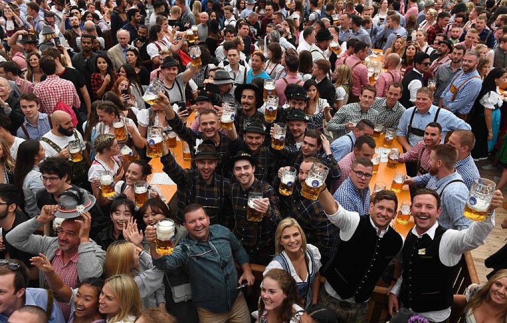 Menschenmassen beim Oktoberfest. © AFP, AP, dpa (Archivbilder)