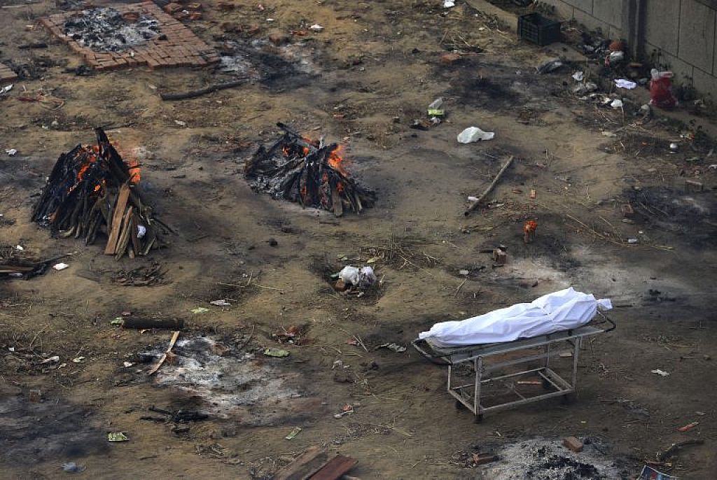 Lodernde Scheiterhaufen und Massenbeisetzungen in Indien. © AFP, AP