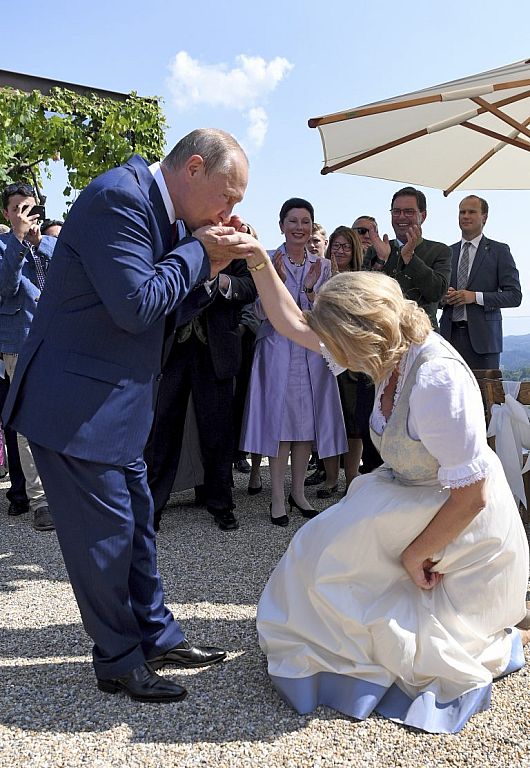 Putin bei Kneissl-Hochzeit © APA