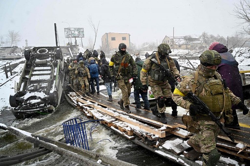 UKRAINE-RUSSIA-CONFLICT
 © Sergei SUPINSKY/AFP AND REUTERS/Thomas Peter