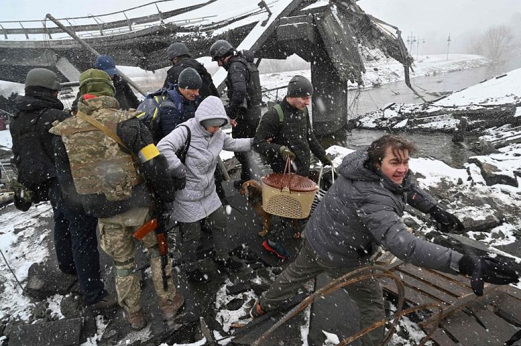 UKRAINE-RUSSIA-CONFLICT
 © Sergei SUPINSKY/AFP AND REUTERS/Thomas Peter