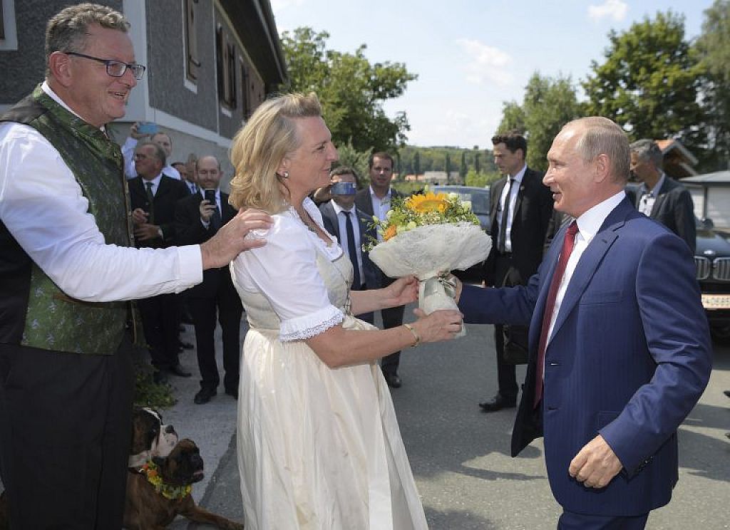 Putin bei Kneissl-Hochzeit © APA