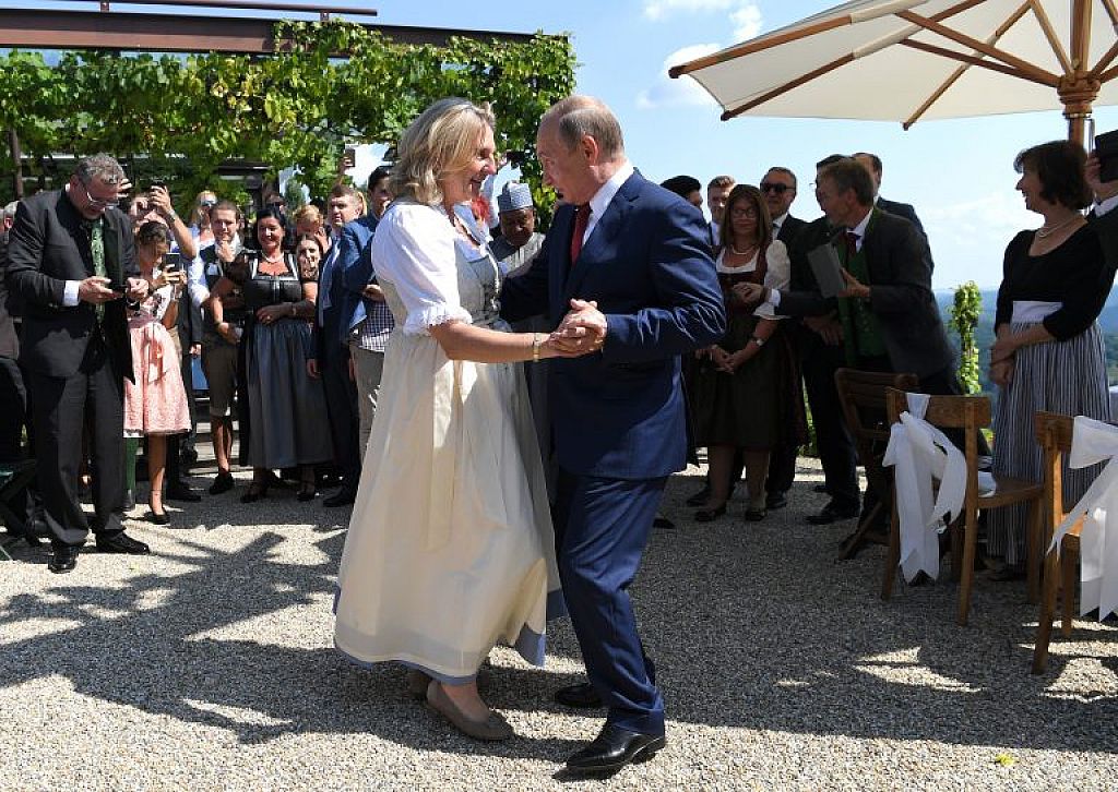 Putin bei Kneissl-Hochzeit © APA