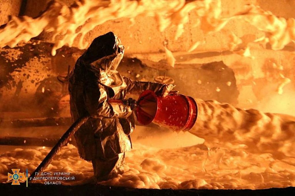 UKRAINE-CRISIS/DNIPRO
 © Press service of the State Emergency Service of Ukraine/Handout via REUTERS