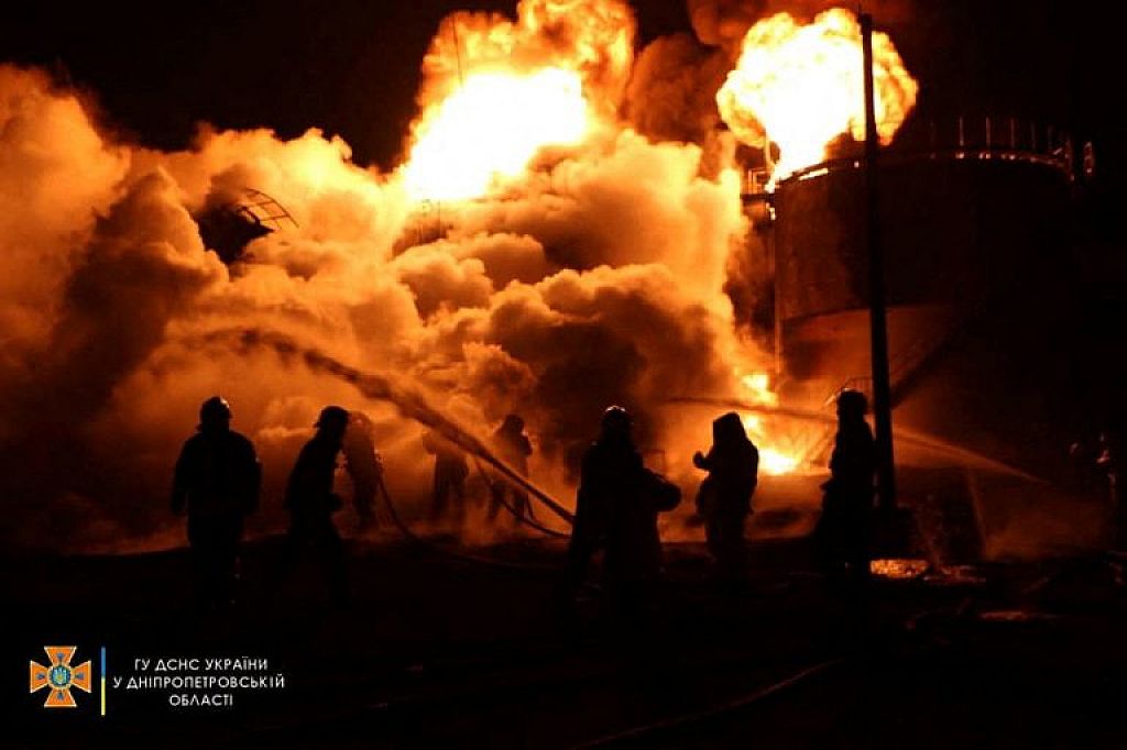 UKRAINE-CRISIS/DNIPRO
 © Press service of the State Emergency Service of Ukraine/Handout via REUTERS