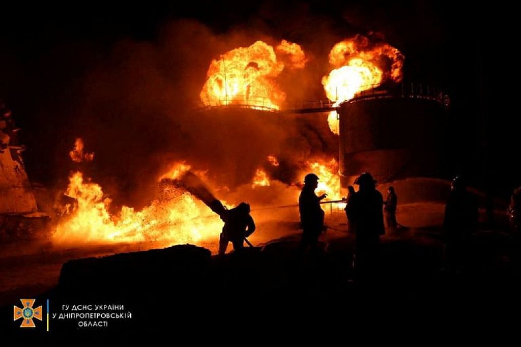 UKRAINE-CRISIS/DNIPRO
 © Press service of the State Emergency Service of Ukraine/Handout via REUTERS