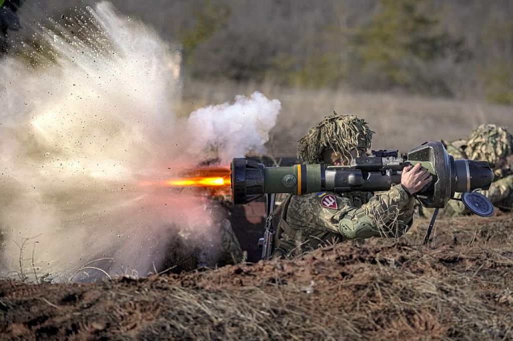 Russia Ukraine War Arms Express
 © AP Photo/Vadim Ghirda/Mauricio Campino/U.S. Air Force via AP/AP Photo/Andrew Marienko/Senior Airman Stephani Barge/U.S. Air Force via AP/Mauricio Campino/U.S. Air Force via AP