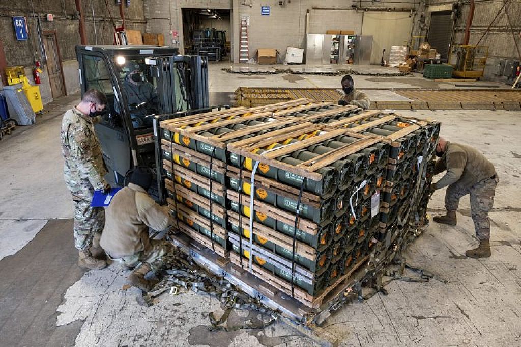 Russia Ukraine War Arms Express
 © AP Photo/Vadim Ghirda/Mauricio Campino/U.S. Air Force via AP/AP Photo/Andrew Marienko/Senior Airman Stephani Barge/U.S. Air Force via AP/Mauricio Campino/U.S. Air Force via AP