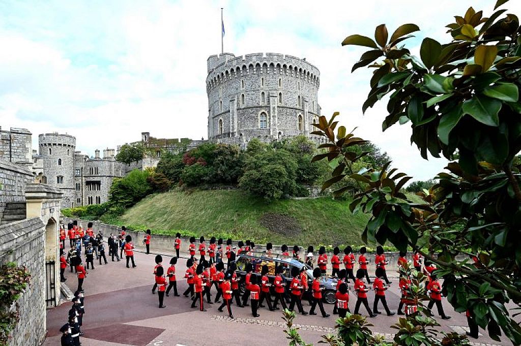 Ankunft des Queen-Sargs auf Schloss Windsor © APA/AFP/POOL/LEON NEAL