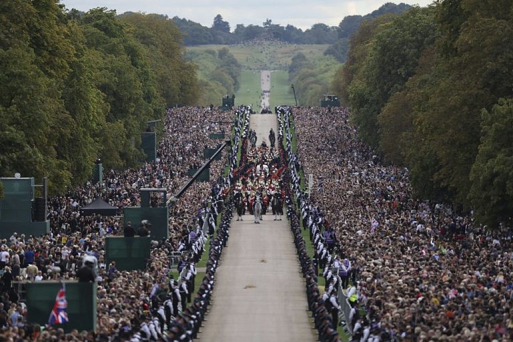 Leichenwagen unterwegs zu Schloss Windsor © Carl Recine/Pool Photo via AP