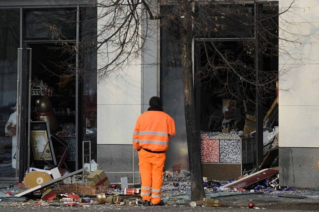 Germany Aquarium Bursts
 © APA/REUTERS/AP