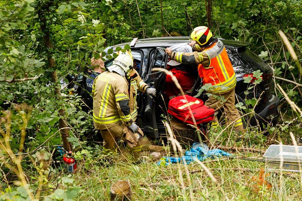 Mit Auto über Böschung gestürzt © Bernd Hofmeister