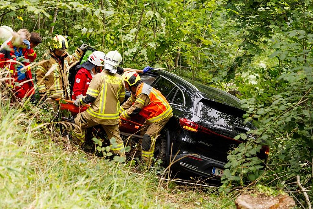 Mit Auto über Böschung gestürzt © Bernd Hofmeister