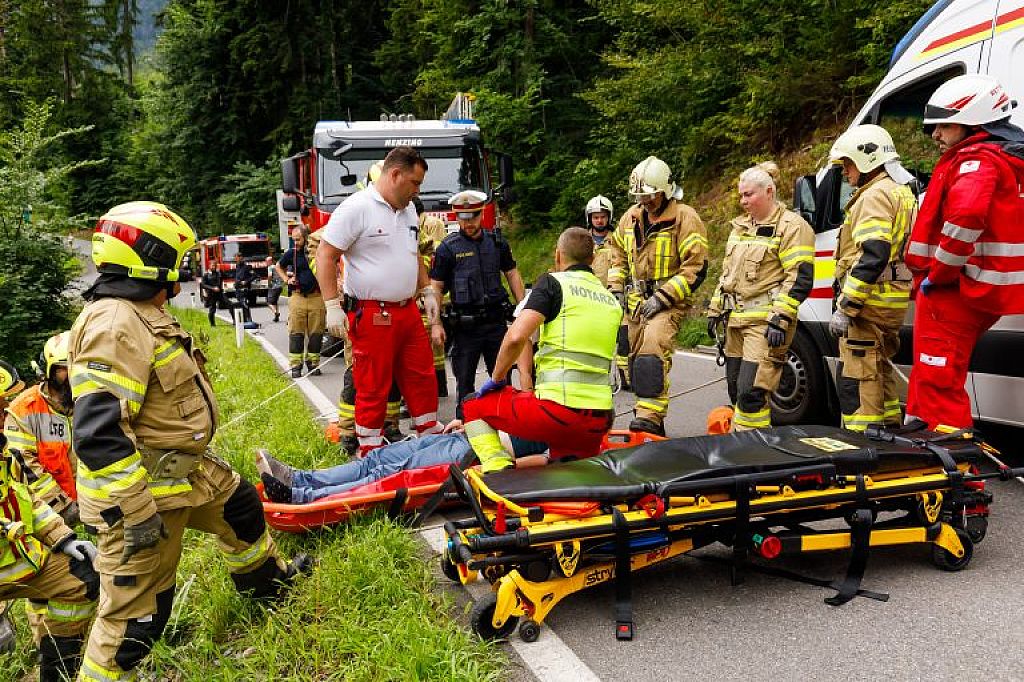 Mit Auto über Böschung gestürzt © Bernd Hofmeister