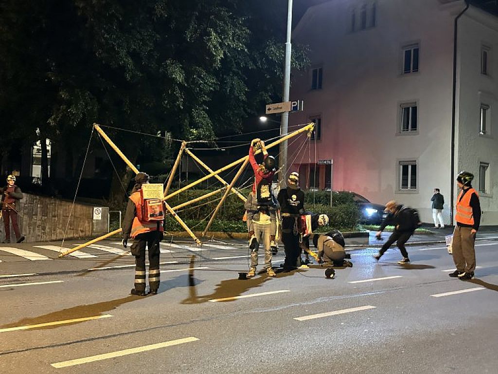 Extinction Rebellion mit Protestaktion vor dem Landhaus in Bregenz
 © Mirjam Mayer/VOL Live