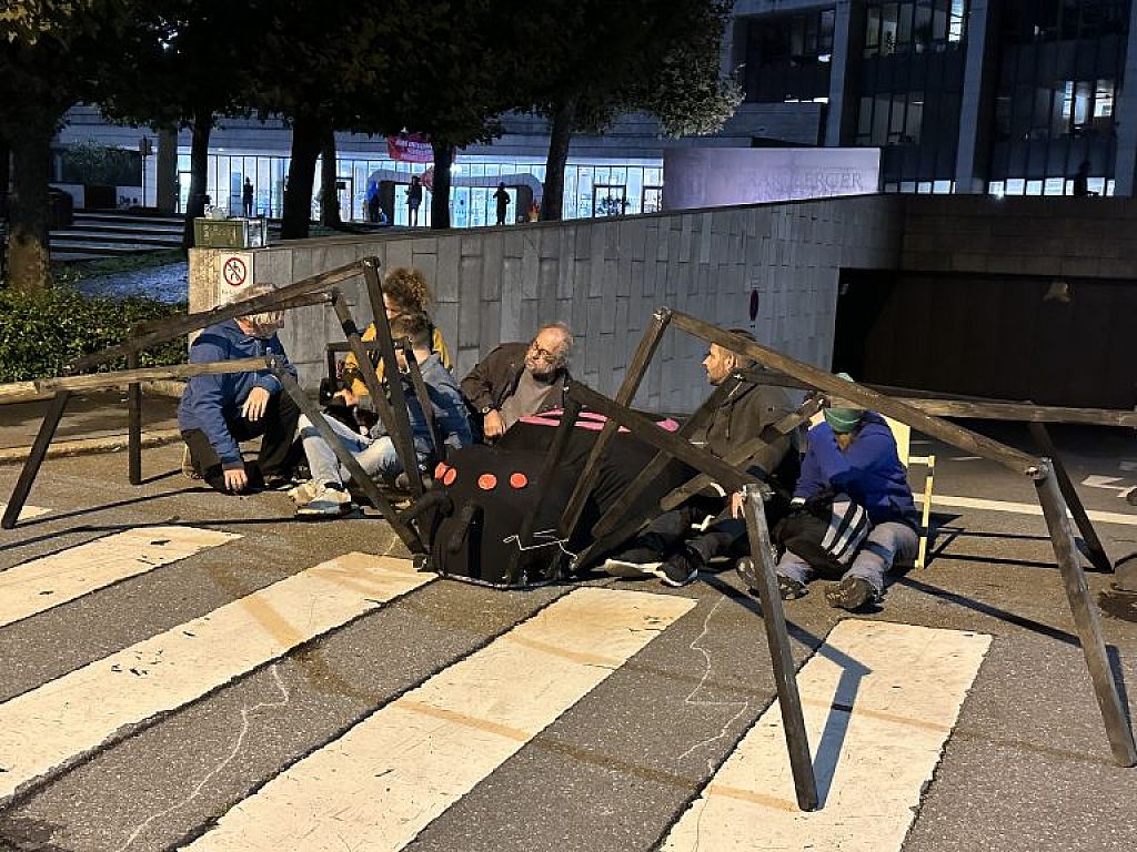 Extinction Rebellion mit Protestaktion vor dem Landhaus in Bregenz
 © Mirjam Mayer/VOL Live