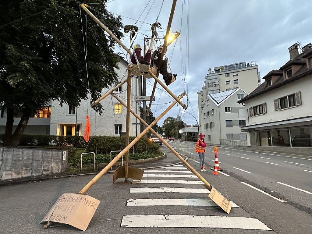 Extinction Rebellion mit Protestaktion vor dem Landhaus in Bregenz
 © Mirjam Mayer/VOL Live
