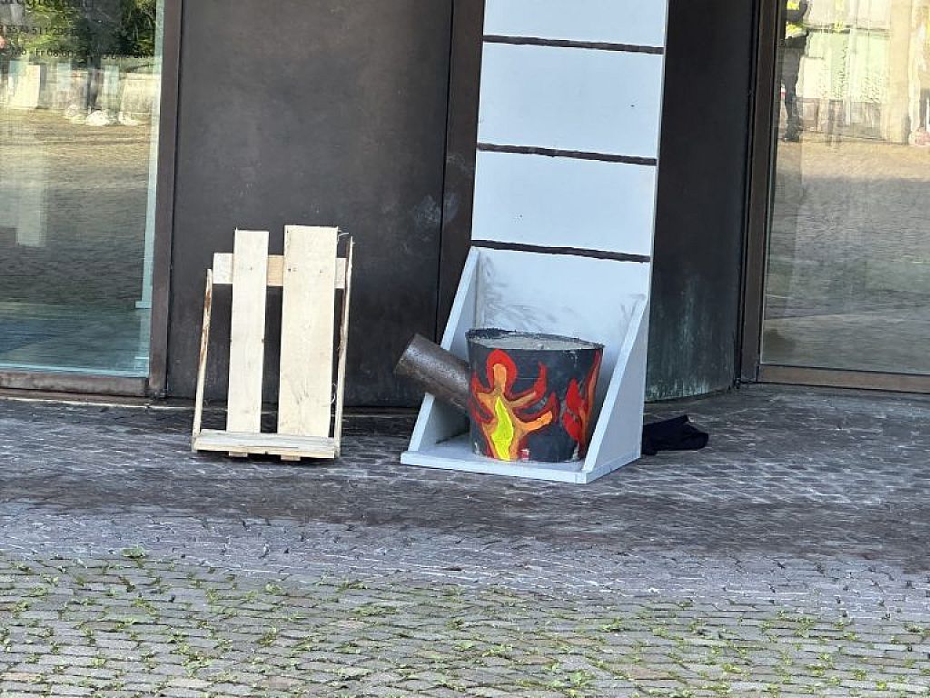 Extinction Rebellion mit Protestaktion vor dem Landhaus in Bregenz
 © Mirjam Mayer/VOL Live