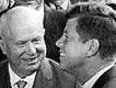 John F. Kennedy und Nikita Chruschtschow.