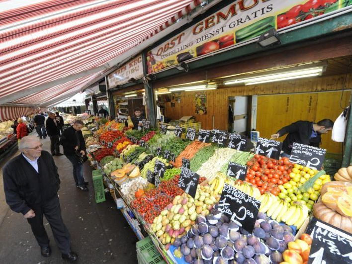 Auf dem Naschmarkt findet man ein buntes und breit gefächertes Warenangebot.