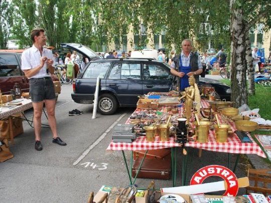 Die Anbieter auf dem Flohmarkt Schwechat lassen gerne mit sich handeln Die Anbieter auf dem Flohmarkt Schwechat lassen gerne mit sich handeln