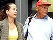 Niki Lauda mit Freundin Birgit Wetzinger vor dem AKH |© APA Niki Lauda mit Freundin Birgit Wetzinger vor dem AKH |© APA