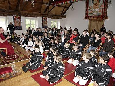 Die interessierten jungen Karatekas beim Vortrag des Lama-(Lehrers) Helmut.