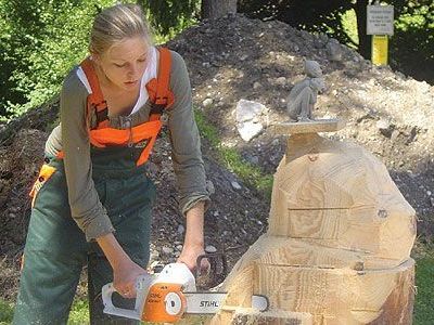 Lustige Schnitzfiguren entstehen derzeit am Wasserspielplatz in Sulz. Lustige Schnitzfiguren entstehen derzeit am Wasserspielplatz in Sulz.