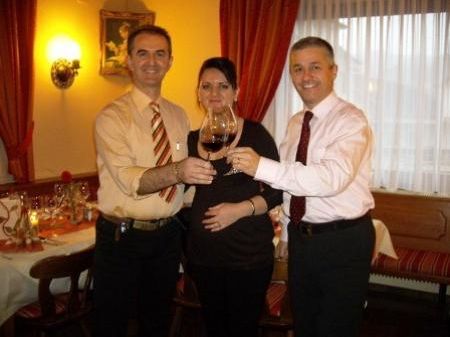Chef Viktor und Anita mit Sommelier Raffaele Zaccariello Chef Viktor und Anita mit Sommelier Raffaele Zaccariello