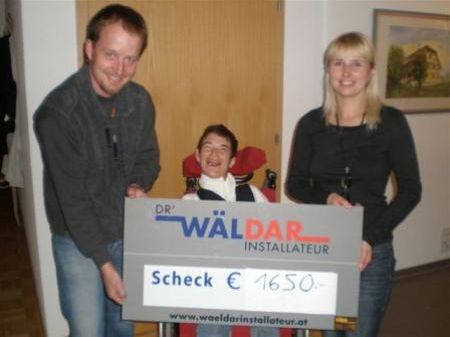 Barbara und Markus Künzler bei der Scheckübergabe an Renate Helbock. Barbara und Markus Künzler bei der Scheckübergabe an Renate Helbock.
