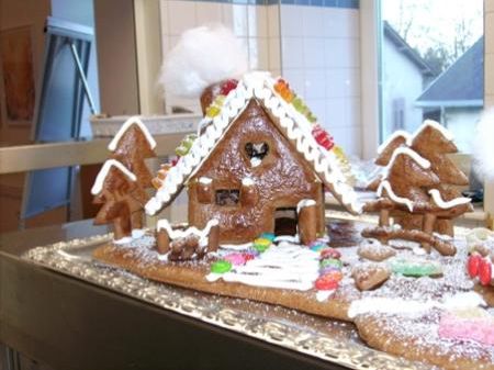 Beim Backkurs des Familienverbandes entstehen Lebkuchenhäuschen. Beim Backkurs des Familienverbandes entstehen Lebkuchenhäuschen.