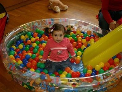 Die Kinder genießen den Spielpark in vollen Zügen. Die Kinder genießen den Spielpark in vollen Zügen.