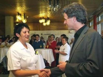 Dir Dr. Gerold Fleisch von der KrankenhausbetriebsgmbH. gratulierte mit herzlichen Worten. Dir Dr. Gerold Fleisch von der KrankenhausbetriebsgmbH. gratulierte mit herzlichen Worten.