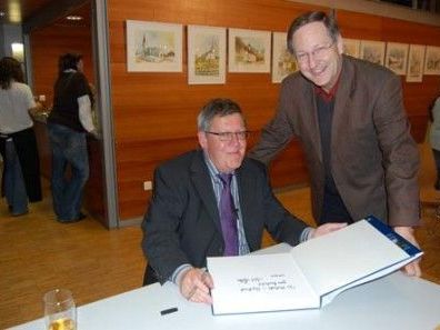 Kurt Huber bei der Signierung seines Buches für Pfarrer Mag. Wilfried Blum. Kurt Huber bei der Signierung seines Buches für Pfarrer Mag. Wilfried Blum.