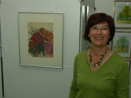 Maria Schindler vor einem ihrer zahlreichen Kunstwerke. Maria Schindler vor einem ihrer zahlreichen Kunstwerke.