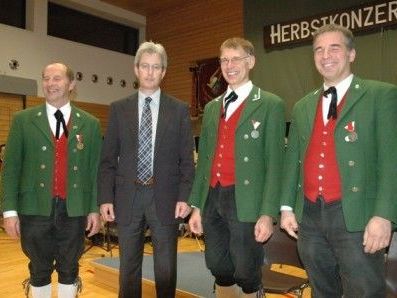 V.l.n.r.: Obmann Clemens Erath, Bezirkskapellmeister-Stellvertreter Stefan Brugger, Kapellmeister Alfred Bechter, Eugen Marte V.l.n.r.: Obmann Clemens Erath, Bezirkskapellmeister-Stellvertreter Stefan Brugger, Kapellmeister Alfred Bechter, Eugen Marte