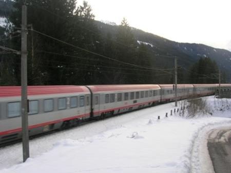 An der Arlbergbahnstrecke im Bereich Gasura werden in Zukunft Lärmschutzwände den Bahnlärm reduzieren. An der Arlbergbahnstrecke im Bereich Gasura werden in Zukunft Lärmschutzwände den Bahnlärm reduzieren.