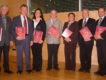 Das Autorenteam mit Bürgermeister Peter Bereuter. Das Autorenteam mit Bürgermeister Peter Bereuter.