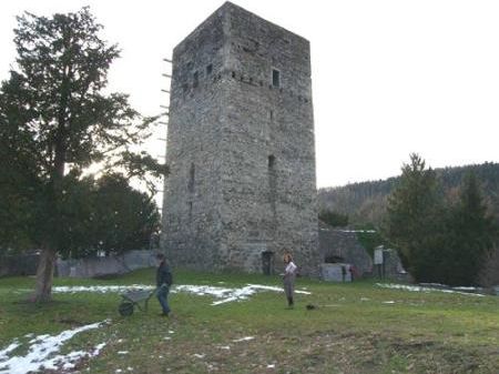 Der Burgfried der einstigen Tostner Burg wird saniert. Der Burgfried der einstigen Tostner Burg wird saniert.